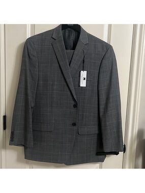Collection by Michael Strahan men’s suit 44R
Gray ( NWT)